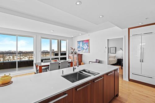 Vue d'ensemble - 616-131 Ch. Bates, Mont-Royal, QC - Indoor Photo Showing Kitchen With Double Sink