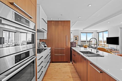 Cuisine - 616-131 Ch. Bates, Mont-Royal, QC - Indoor Photo Showing Kitchen With Double Sink With Upgraded Kitchen