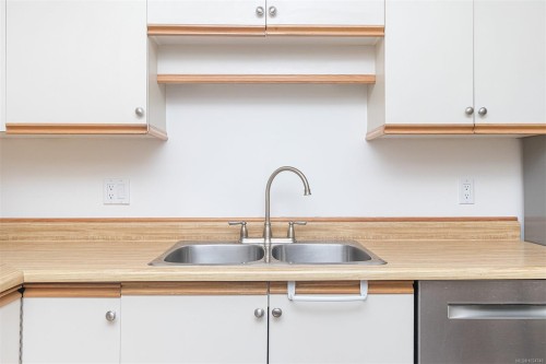 403-1560 Hillside Ave, Victoria, BC - Indoor Photo Showing Kitchen With Double Sink