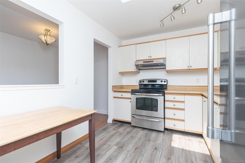 403-1560 Hillside Ave, Victoria, BC - Indoor Photo Showing Kitchen