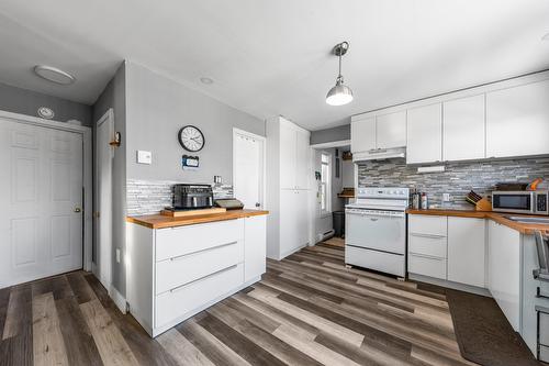 Logement - 301  - 305 Rue St-Louis, Saint-Jean-Sur-Richelieu, QC - Indoor Photo Showing Kitchen
