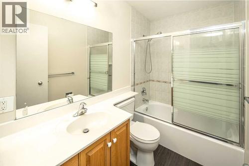 4712 Vegas Road Nw, Calgary, AB - Indoor Photo Showing Bathroom
