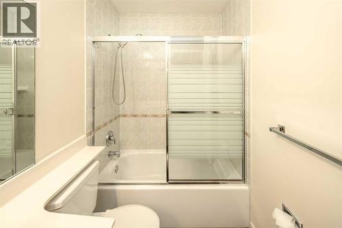 4712 Vegas Road Nw, Calgary, AB - Indoor Photo Showing Bathroom