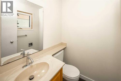 4712 Vegas Road Nw, Calgary, AB - Indoor Photo Showing Bathroom