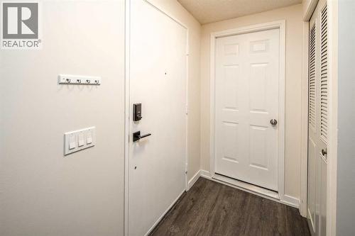 4712 Vegas Road Nw, Calgary, AB - Indoor Photo Showing Other Room