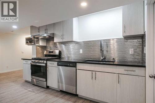 4712 Vegas Road Nw, Calgary, AB - Indoor Photo Showing Kitchen With Upgraded Kitchen
