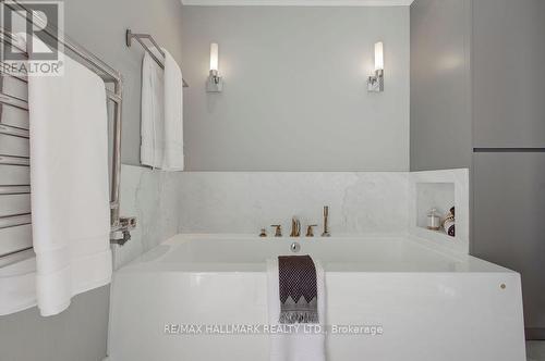 19 Whitney Avenue, Toronto, ON - Indoor Photo Showing Bathroom
