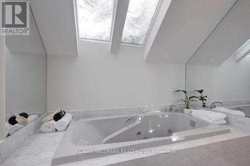 19 Whitney Avenue, Toronto, ON - Indoor Photo Showing Bathroom