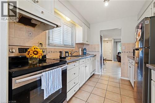 135 West Avenue N, Hamilton, ON - Indoor Photo Showing Kitchen