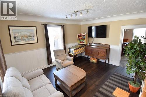 19 East 17Th Street, Hamilton, ON - Indoor Photo Showing Living Room