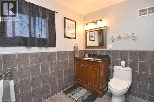 Upper level - 19 East 17Th Street, Hamilton, ON - Indoor Photo Showing Bathroom