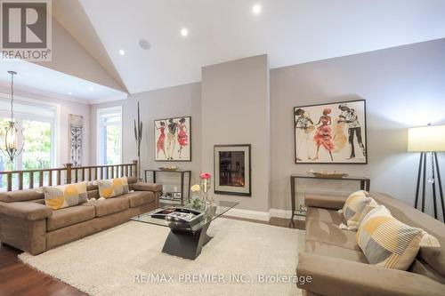 2 Hilltop Court, Springwater, ON - Indoor Photo Showing Living Room