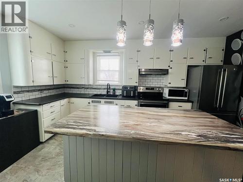596 1St Avenue Ne, Swift Current, SK - Indoor Photo Showing Kitchen With Double Sink