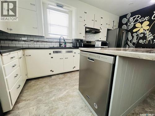 596 1St Avenue Ne, Swift Current, SK - Indoor Photo Showing Kitchen