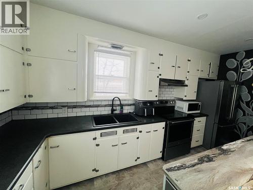 596 1St Avenue Ne, Swift Current, SK - Indoor Photo Showing Kitchen With Double Sink