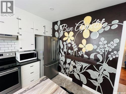 596 1St Avenue Ne, Swift Current, SK - Indoor Photo Showing Kitchen
