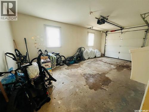 596 1St Avenue Ne, Swift Current, SK - Indoor Photo Showing Garage