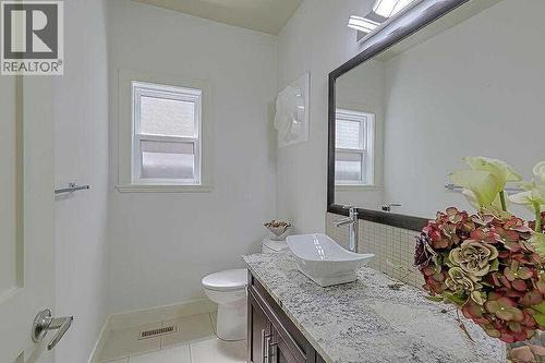 16 Rockcliff Point Nw, Calgary, AB - Indoor Photo Showing Bathroom