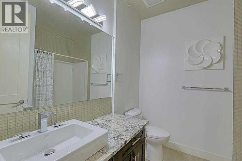 16 Rockcliff Point Nw, Calgary, AB - Indoor Photo Showing Bathroom