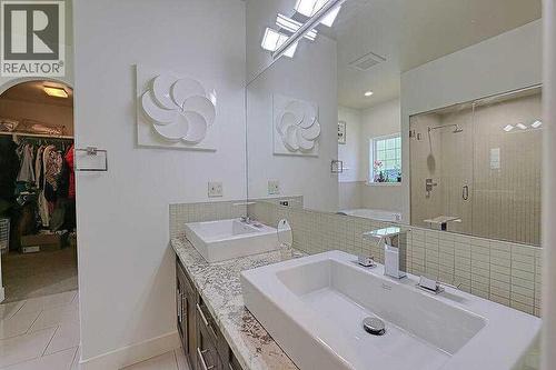16 Rockcliff Point Nw, Calgary, AB - Indoor Photo Showing Bathroom