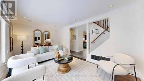 20 Springburn Crescent, Aurora, ON - Indoor Photo Showing Living Room