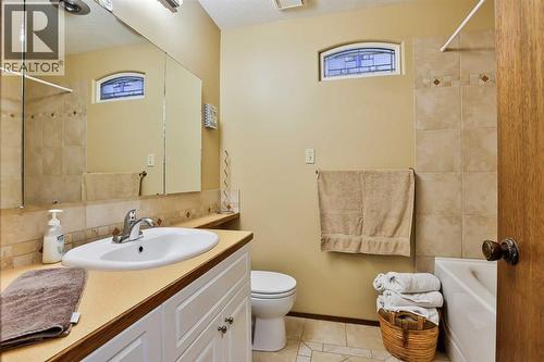 1813 Elm Road S, Lethbridge, AB - Indoor Photo Showing Bathroom
