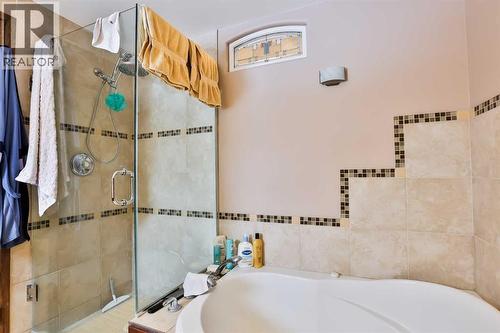 1813 Elm Road S, Lethbridge, AB - Indoor Photo Showing Bathroom