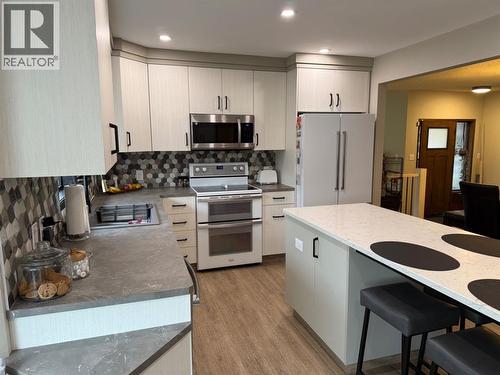1813 Elm Road S, Lethbridge, AB - Indoor Photo Showing Kitchen
