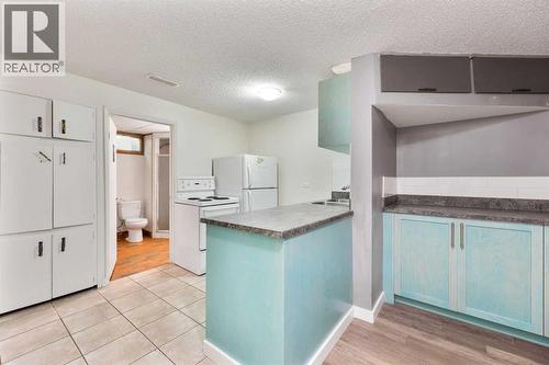 Kitchen - 4908 23 Avenue Nw, Calgary, AB - Indoor Photo Showing Kitchen