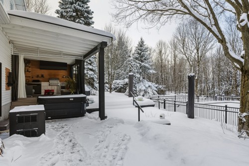 Spa - 35 Rue D'Arvida, Granby, QC - Outdoor