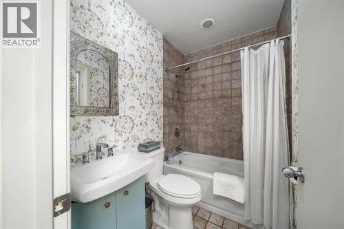 1929 6 Avenue Nw, Calgary, AB - Indoor Photo Showing Bathroom
