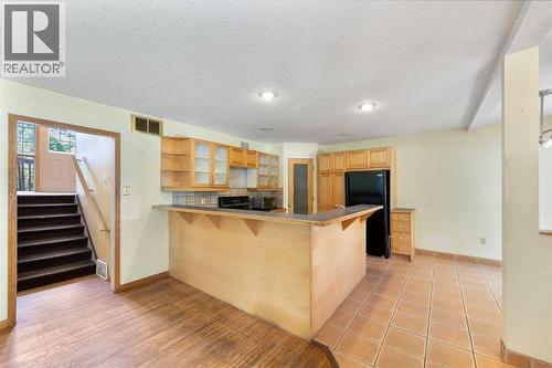 Living room - 155 35 Street Nw, Calgary, AB - Indoor Photo Showing Kitchen