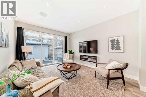 2614 21 Street Sw, Calgary, AB - Indoor Photo Showing Living Room