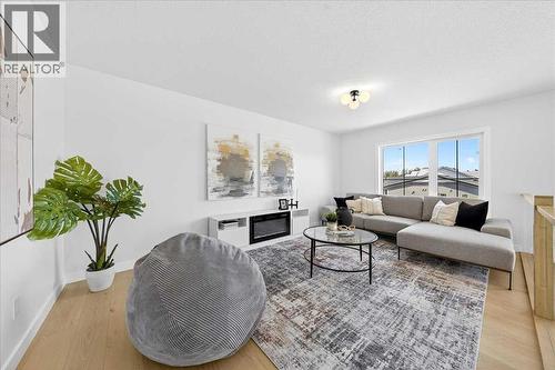 7 Lakewood Point, Strathmore, AB - Indoor Photo Showing Living Room