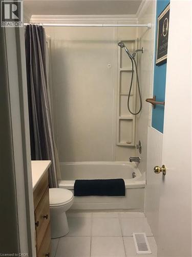 38 High Street, Waterloo, ON - Indoor Photo Showing Bathroom