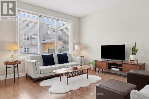 633 Geranium Walk, Ottawa, ON - Indoor Photo Showing Living Room