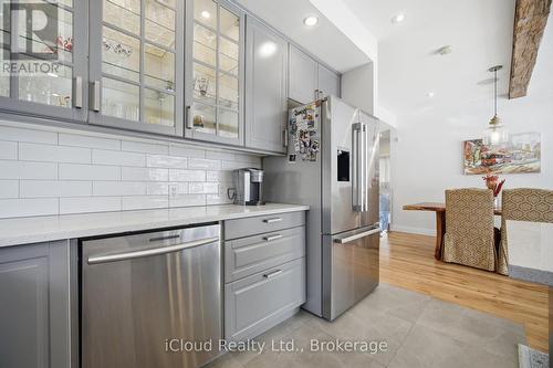1061 Johnathan Drive, Mississauga, ON - Indoor Photo Showing Kitchen