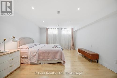 1061 Johnathan Drive, Mississauga, ON - Indoor Photo Showing Bedroom