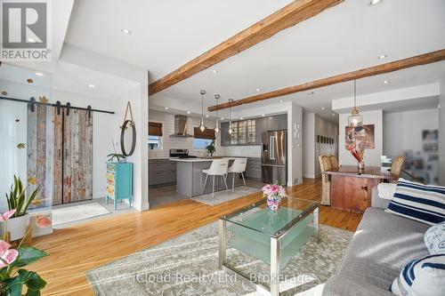 1061 Johnathan Drive, Mississauga, ON - Indoor Photo Showing Living Room