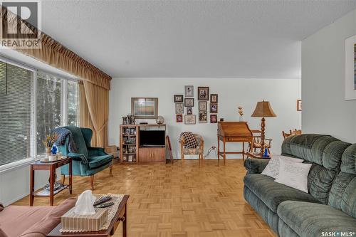 110 Salemka Crescent, Regina, SK - Indoor Photo Showing Living Room