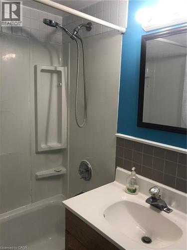 38 High Street, Waterloo, ON - Indoor Photo Showing Bathroom