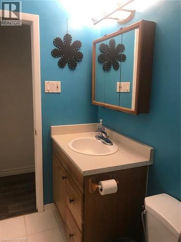 38 High Street, Waterloo, ON - Indoor Photo Showing Bathroom