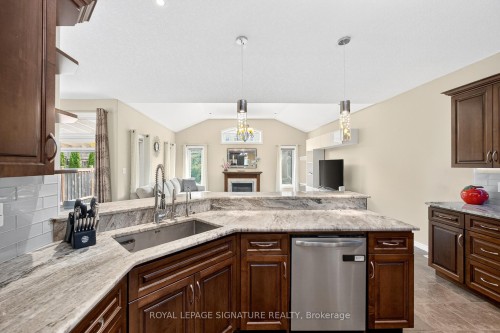 408 Gravel Ridge Trail, Kitchener, ON - Indoor Photo Showing Kitchen With Upgraded Kitchen