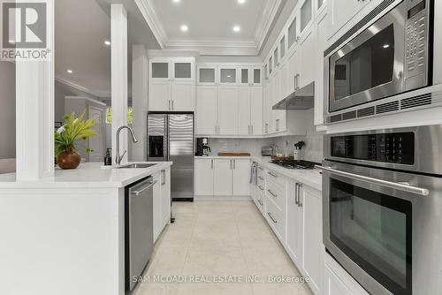 5227 Preservation Circle, Mississauga, ON - Indoor Photo Showing Kitchen With Upgraded Kitchen