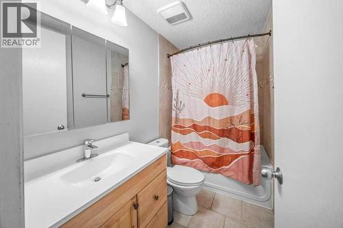 2140 146 Avenue Se, Calgary, AB - Indoor Photo Showing Bathroom