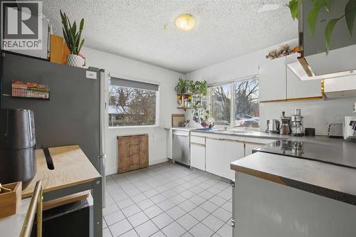 1339 11 Avenue Se, Calgary, AB - Indoor Photo Showing Kitchen