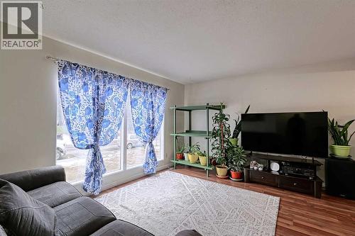 28 7 Avenue Se, High River, AB - Indoor Photo Showing Living Room