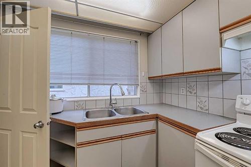 28 7 Avenue Se, High River, AB - Indoor Photo Showing Kitchen With Double Sink