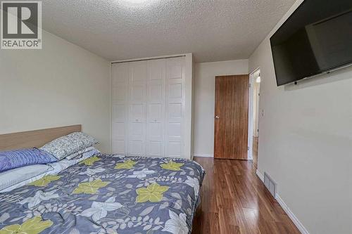 28 7 Avenue Se, High River, AB - Indoor Photo Showing Bedroom