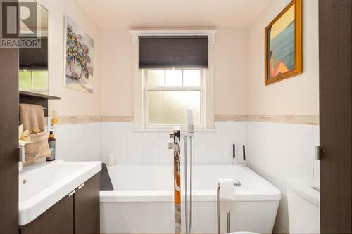 Bathroom - 949 Mclean Street, Halifax, NS - Indoor Photo Showing Bathroom